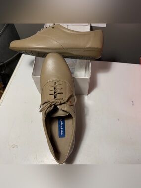 Easy Spirit Motion 10-1/2 M Women’s Taupe Leather Lace-Up Oxford Flats NIB
